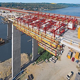 The parapet carriage moving on the bridge superstructure can easily be adapted to accommodate obstructions and any changes in the cross-section. All necessary adjustment work is carried out from the working platform.