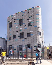 Uus PERI koolihoone Kiberas koosneb mitmest tuhandest TwistBlockist. (Photo: PERI SE)
