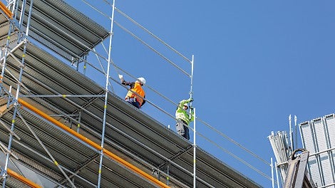 Vorlaufend sicher: Das Schäfer Gerüstbauteam arbeitet mit PERI UP nicht nur sicher und TRBS-konform, sondern aufgrund der systemintegrierten Sicherheit und leichter Einzelbauteile auch äußerst schnell.