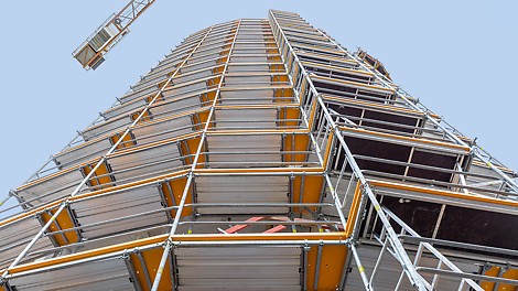 Die baubegleitende Einrüstung des 40 m hohen, 10-geschossigen Rundturms erfolgte polygonal, ausschließlich mit PERI UP Systembauteilen ohne aufwendige Rohr-Kupplungsverbindungen.