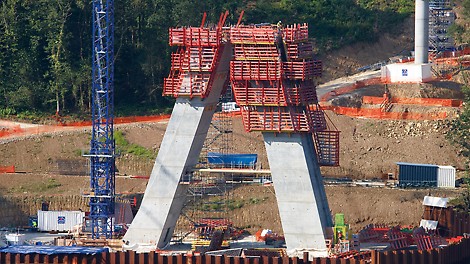 Térénez Bridge, Crozon, France - Using a combination of ACS self climbing technology and VARIO GT 24 girder wall formwork, a crane-independent and safe solution was developed.