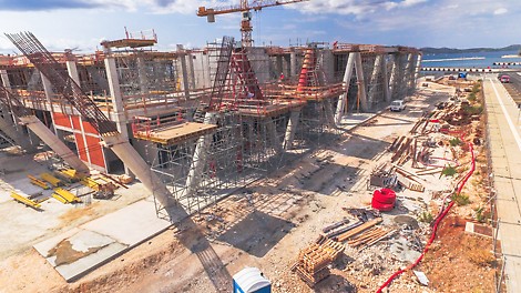 Izvedba "V" stupa (2. faza) s PERI UP Rosett Flex nosivom skelom kao radnom platformom
