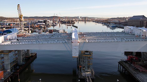 En moderne bro i Gøteborg centrum Sikker og effektiv montering af hængende stilladser.