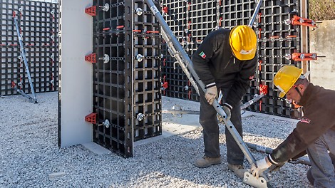 DUO DUO is the new system formwork which is characterized by its low weight and very simple handling. The innovative feature is not only the material used but also the entire concept: efficient forming using only a minimum number of different system components for walls, foundations, columns and slabs.