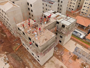 O sistema UNO foi dimensionado para uma pressão de concreto de 80 kN/m². Consegue-se, desta forma, uma concretagem rápida, acelerando o ciclo de construção. 