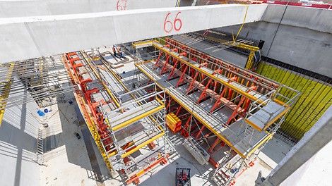 In bis zu 12 m Tiefe werden Bodenplatte, Wände und Decke aufgelöst, also unabhängig voneinander hergestellt. In Taktlängen von jeweils 10 m werden zuerst die Außenwände im Pilgerschrittverfahren betoniert.