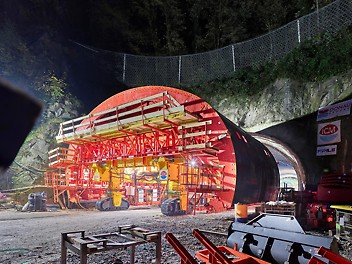 Entrance of the special steel formwork carriage into the tunnel