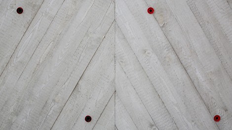 Widok ściany szczytowej na ostatnim piętrze, beton architektoniczny z odciskiem surowych desek.