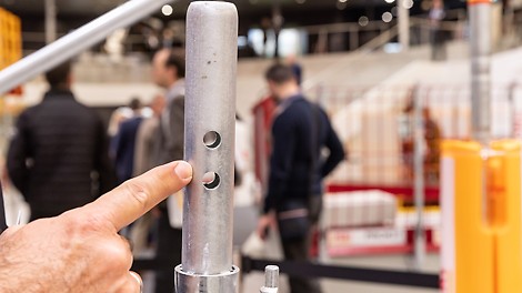 The EVOTOP series consists of five new components that facilitate greater heights and higher loads: three verticals and two ledgers for various requirements with an optimised scaffold node. As such, they combine the versatility of modular scaffolds with the high assembly speed required in facade scaffold construction – even in the case of demanding load and width classes.