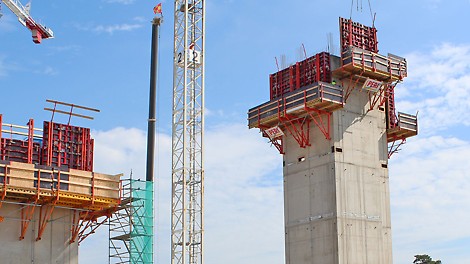 Uusi Lastensairaala, Helsinki CB 240 -kiipeämistaso kiinnitetään muottiin konsoleihin tulevien pystyjäykisteiden avulla, ja näin sekä muotti että työtaso voidaan nostaa yhtenä kokonaisuutena.