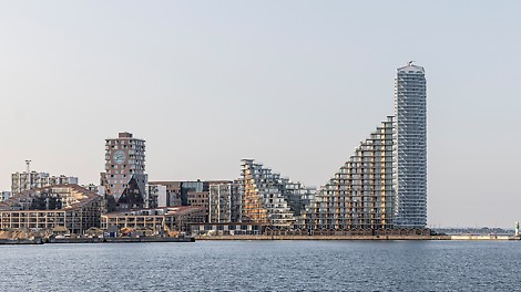 Med sin ekstraordinære højde skyder skyskraberen i vejret og udgør en særlig rolle ved den populære havnefront.