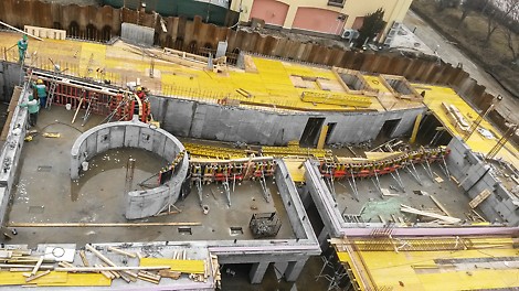 Bazény rôznych oblúkových tvarov na 1.NP sú umiestnené na podpernej konštrukcii stĺpov v suteréne. Pri debnení bazénov boli nasadené systémy MULTIFLEX, RUNDFLEX a QUATTRO.