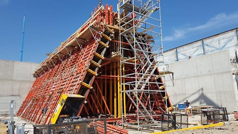 Firma PERI zabezpečovala podporu realizačnej firme prostredníctvom PERI Service Teamu počas montáže, betonáže a demontáže tejto zložitej konštrukcie.