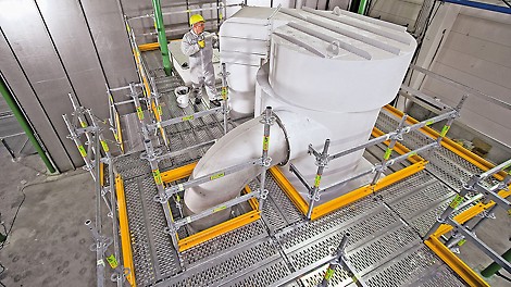 PERI UP Flex 操作平台为设备预留空间 踢脚板具备系统的标准模数,安装在踏脚板的边缘区域。