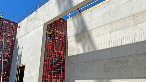 Tanssin Talossa on paljon puhdasvalupintaisiksi jääviä seiniä, joissa käytetään MAXIMO-järjestelmää erittäin korkealaatuisella vanerilla. 