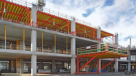 材料转运平台由派利公司系统组件组成，能够快速将台模转运至下一楼层