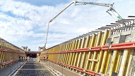 With the continuously further developed VARIOKIT VIL Incremental Launching Facility, PERI offers an formwork solution for the cost-effective construction of external, internal and slab formwork for bridges using the incremental launching method.