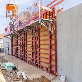 Das modulare MAXIMO Konsolensystem MXK mit leichten Systembauteilen sorgt für eine flexible Arbeitsbühnenlösung.