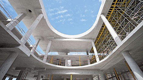 Furniersperrholz hat sich aufgrund seinen guten technischen Eigenschaften als bedeutender Baustoff für kleine Bauwerke, herausfordernde Hoch- und Tiefbauprojekte sowie für die Herstellung individueller Betonfertigteile bewährt.