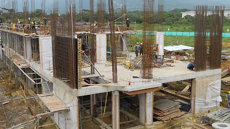 Disposición general de las pantallas y columnas de los edificios de aulas con altura de 3.30m.