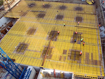 Bezpečnosť personálu na stavbe bola po celý čas zaistená ochranným zábradlím a pracovnými lávkami ASG 160.