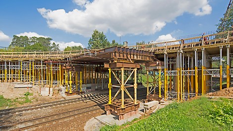 Схема сборки башен MULTIPROP, использованная в данном проекте, позволила при использовании одного типа стоек собирать башни на высоты от 4 до 7 метров.