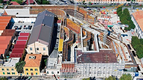 For realizing the curved areas complete with twisted surfaces, PERI supplied pre-assembled 3D formwork elements based on rentable VARIO GT 24 elements.