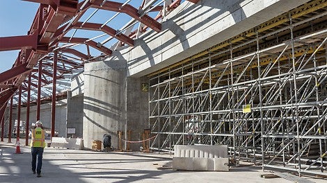 PERI UP not only serves as a supporting structure for the dome formwork. The modular scaffolding also provides access to various assembly areas as well as safe workspaces in all areas.<br/>