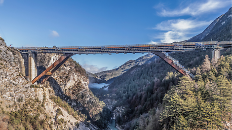 Ponteggio modulare PERI UP installato sotto l’intradosso di un viadotto in fase di manutenzione, con operai al lavoro in sicurezza.