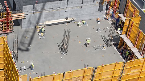 The PERI self-climbing system ensured that the tower cores could be erected quickly and safely. The climbing system minimises fall and trip hazards by enabling the platforms to climb simultaneously on the inside and outside, thus increasing the level of safety for the construction site team. In addition, the powerful cylinder facilitates a swift climbing speed of just 20 minutes per floor, resulting in cost and time savings.