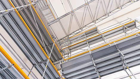 The EVOTOP series consists of five new components that facilitate greater heights and higher loads: three verticals and two ledgers for various requirements with an optimised scaffold node. As such, they combine the versatility of modular scaffolds with the high assembly speed required in facade scaffold construction – even in the case of demanding load and width classes.