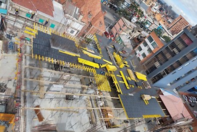 Encofrado para losas con vigas MULTIFLEX, en combinación con torres de carga ST-100