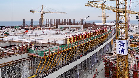 Debnenie stropných dosiek, balkónov a parapetov boli väčšinou realizované pomocou štandardných systémových prvkov PERI. V sídle spoločnosti vo Weissenhorne bolo navrhnuté, vyrobené a dodané obrovské množstvo ramenátov a preglejok narezaných na mieru kruhového tvaru objektu.