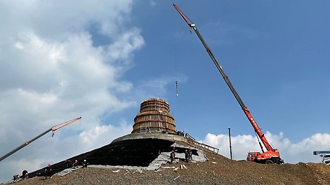 Бронзовая скульптура весом 26 тонн установлена на монолитном пьедестале из двух ярусов конической формы с разным радиусом