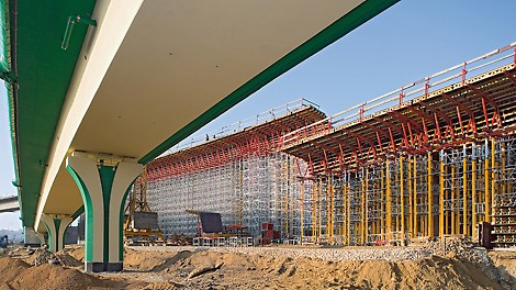 Traffic junction Siekierkowska roadway, Warsaw, Poland - For the superstructure formwork as well as the shoring construction consisting of the MULTIPROP system and ST 100 stacking towers, only system components were used.