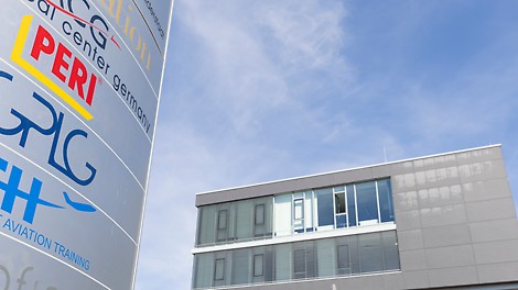 Aufnahme Standort Leipzig, das Gebäude und ein Schild mit dem Firmennamen sind zu sehen