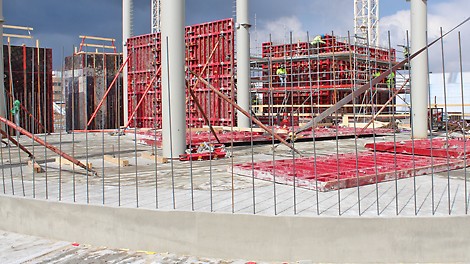 Kuiluissa ja seinissämuotti järjestelmänä toimi myös tällä työmaalla paljon kiitosta saanut MAXIMO. Yksipuoleinen sidonta nopeutti muotitusprosesseja huomattavasti.