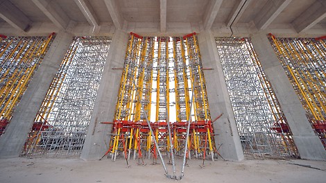 O sistema modular MULTIPROP e as torres de empilhamento ST 100 foram idealmente combinados. SRZ alugável e forja de aço SRU retirados do programa de formas de parede VARIO foram utilizados para distribuição de carga.