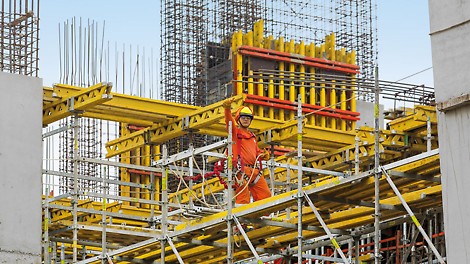 Nastaviteľný modulových systém nosníkov PERI UP v 25 cm rastri umožnil optimálne prispôsobenie rôznej geometrii a požiadavkám na zaťaženie stavby priamo na mieste. 
