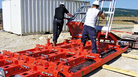RUNDFLEX Plus Circular Formwork The working platforms can be securely mounted to the horizontally-positioned panels. The pre-assembled platforms suit all radii.<br/>