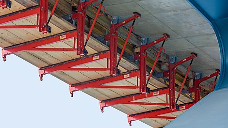 Zur Herstellung der Brückenkappen stellte die ebenfalls an der Unterseite angehängte VARIOKIT Gesimskappenkonsole VGK die wirtschaftlichste Ausführungslösung dar.