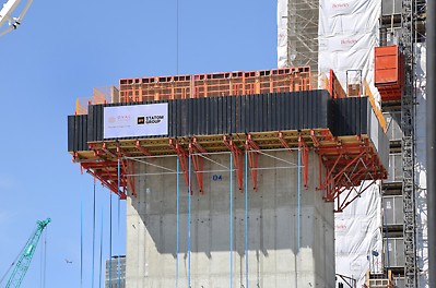 Grandes unidades de andamio de las unidades ensambladas de forma segura que constan de plataforma y encofrado en un solo elevador de grúa.