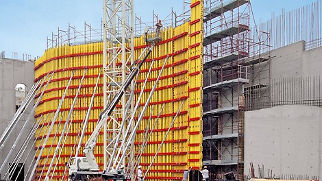 Hauteur Polyvalente Le VARIO GT 24 offre une hauteur maximale de 14 mètres avec une configuration polygonale. Sa polyvalence en fait l'allié idéal pour s'adapter à divers projets de construction.<br/>