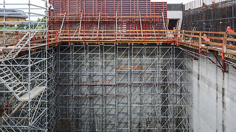 Podparcie ściany pochyłej PERI UP o wysokości 15 m. 