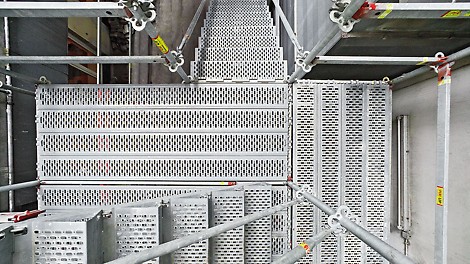 The perforated decking is slip-resistant - also when walked on with oil-smeared shoes.