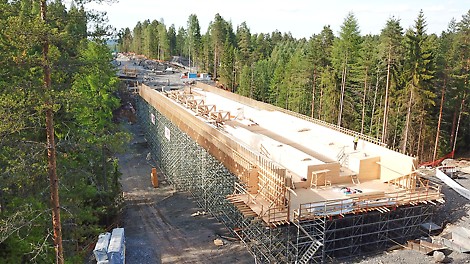 Silta on osa Tampereen raitiotietä.