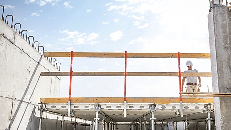 Mit nur drei Grundbauteilen – Paneel, Kopf und Stütze – ist der Materialbedarf besonders ­gering. Dank des Frühausschalens wird nur ein Schalungs­set benötigt, was zusätzlich für effiziente Logistikprozesse und einen minimierten Bedarf an Lagerflächen sorgt.