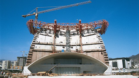 Auditoriul din Tenerife, Tenerife, Spania - Toate operațiunile de mutare au fost realizate cu trei circuite hidraulice independent operate: deplasare înainte-înapoi, poziționare precum și cofrare-decofrare.