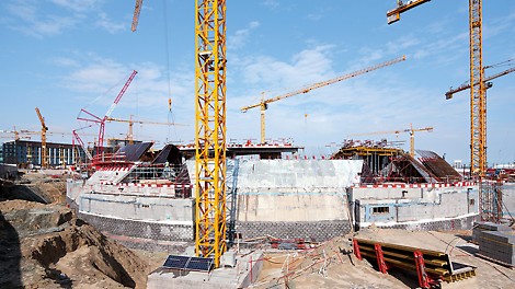 Pe măsură ce forma zidurilor curbate se repetă orizontal pe o înălțime de beton, a fost posibilă utilizarea mai multor elemente de cofrare speciale. Acest lucru a redus costurile de producție și, de asemenea, a economisit timp prețios de asamblare pe șantier.