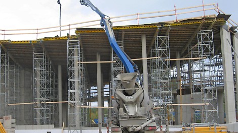 Korkeat holvit tuettiin ST 100 -tukitorneilla.